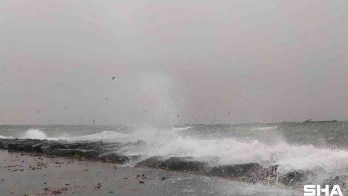 Avcılar sahilde dev dalgalar oluştu