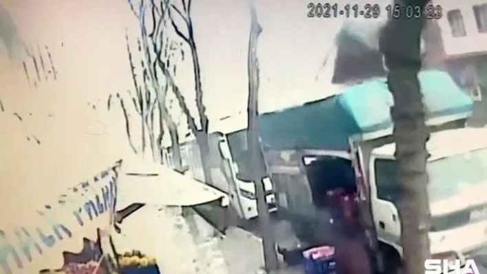 Avcılar'da uçan çatı karşı binadaki daire camlarını kırdı