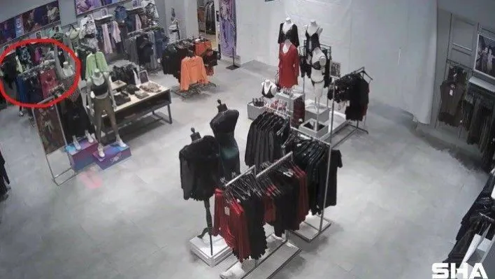 AVM'den bebek arabasına kıyafet doldurup çalan şahıslar yakandı