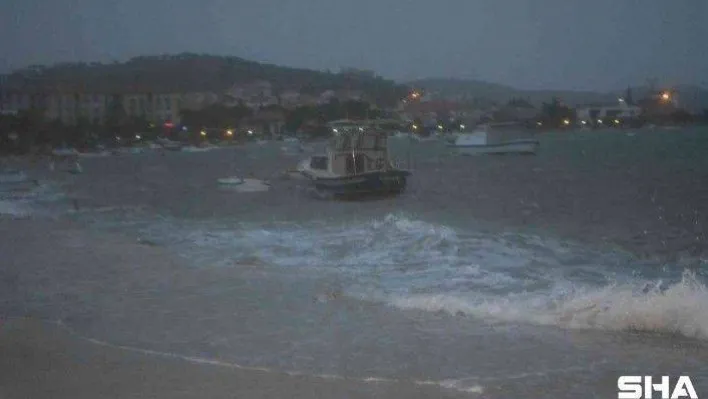 Ayvalık'ta fırtına 4 balıkçı teknesini batırdı