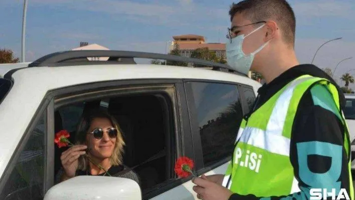 Ayvalık'ta polis ve öğrencilerden  'Bir Hareketine Bakar Hayat' uygulaması