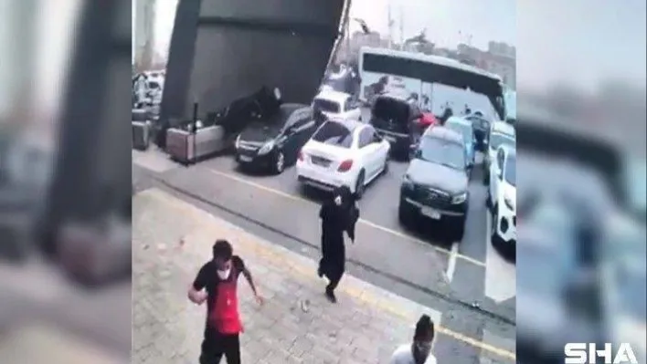 Bağcılar'da kafenin çatısının araçların üzerine uçtuğu o anlar kamerada