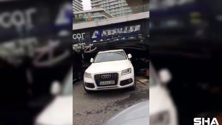 Bağcılar'da lüks sitedeki kafelerin çatıları araçların üstüne yıkıldı