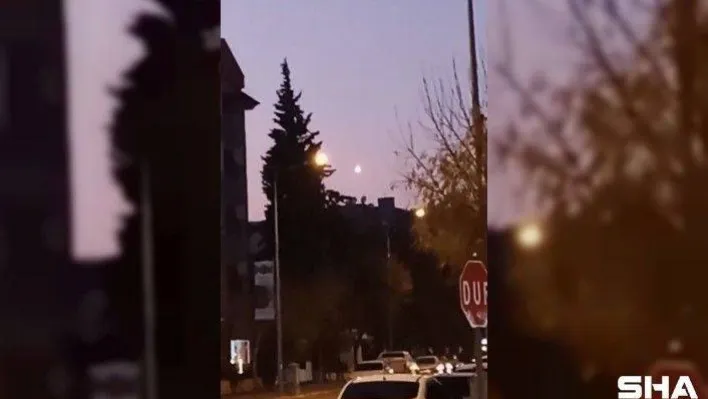 Balıkesir'de gökyüzünde yanarak düşen cisim heyecana neden oldu