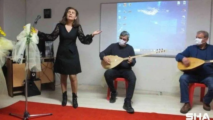 Balıkesir'de türkülü ve defileli Öğretmenler Günü kutlaması