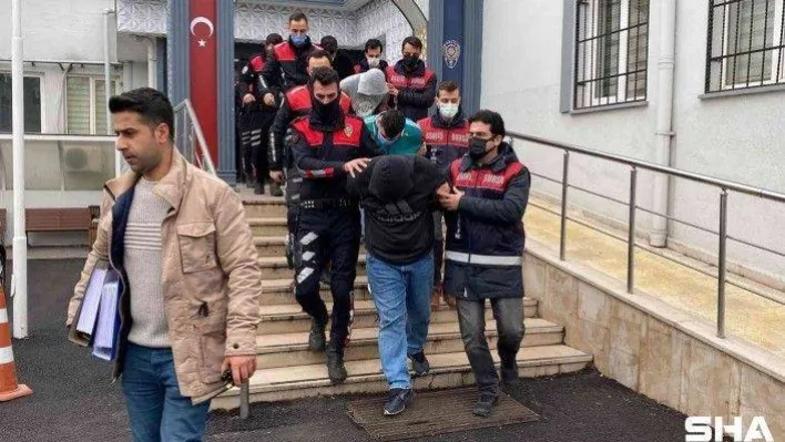 Bebek kamerasına yakalanan silahlı hırsızlık çetesi adliyeye sevk edildi
