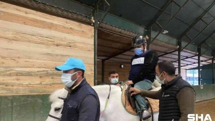 Beykoz'da atlı terapi ile engelli çocuklar şifa buluyor