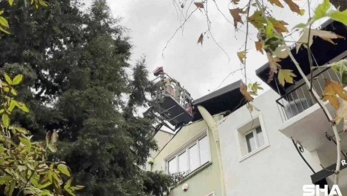 Beyoğlu'nda fırtınanın etkisiyle bir çatıdan kopan parça yan binaya uçtu