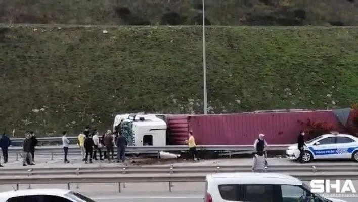 Bursa-Ankara otobanında virajı alamayan TIR devrildi