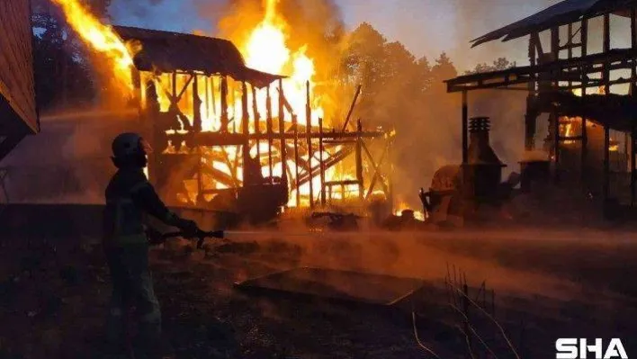 Bursa'da 2 köy evi alev alev  yandı