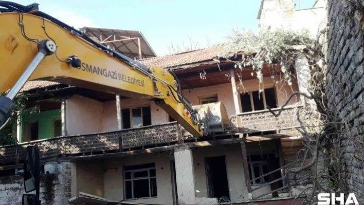 Bursa'da madde bağımlılarının mesken tuttuğu metrûk binalar yıkılıyor