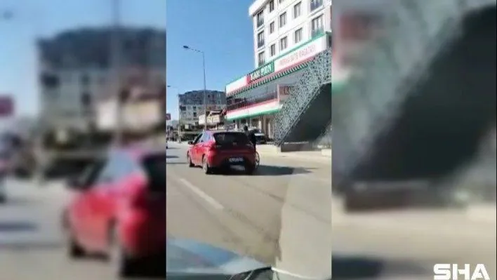 Bursa'da otomobile tutunan genç canını böyle tehlikeye attı
