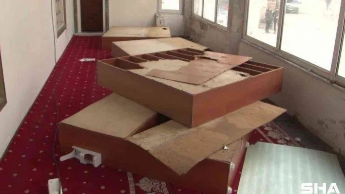 Büyükçekmece'de akli dengesi bozuk kadın camiye zarar verdi