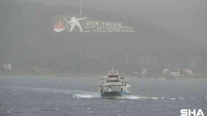 Çanakkale'de lodos şiddetini arttırdı: gemiler beşik gibi sallanıyor