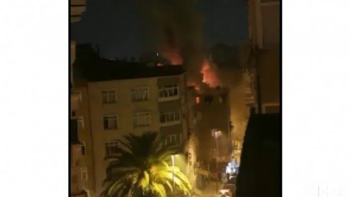 Çatı katındaki yangında mahsur kalan yabancı uyruklu 3 kişi canlarını hiçe sayarak aşağıya atladı