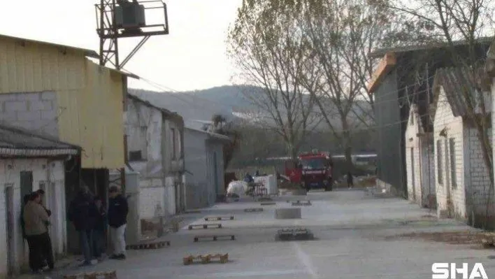 Çekmeköy'de dağıtım fabrikasında straforlar alev alev yandı