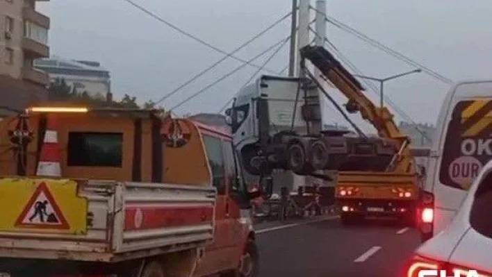 D-100'de bariyere çarpan tırın sürücüsü yaralandı