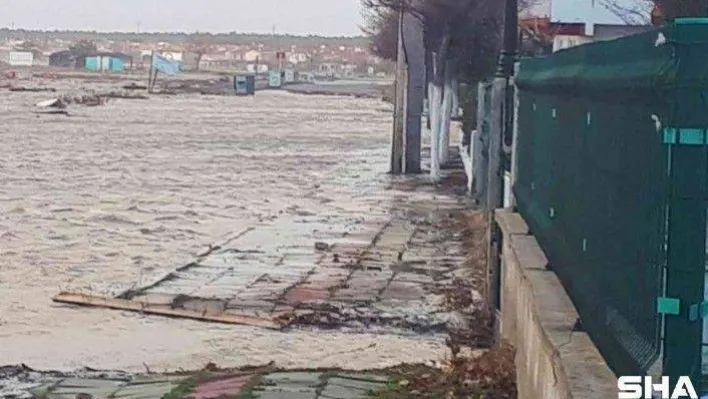 Deniz taştı, yollar kapandı, suyun evlere girmesine ramak kaldı