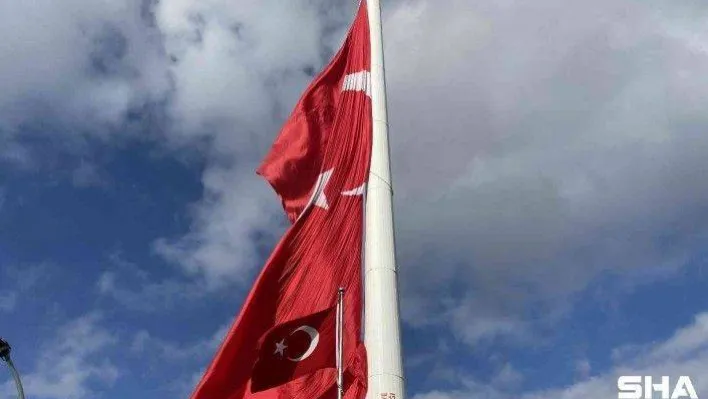 Devasa Türk bayrağı, Türkiye'nin en büyük bayrak direğinde dalgalanıyor