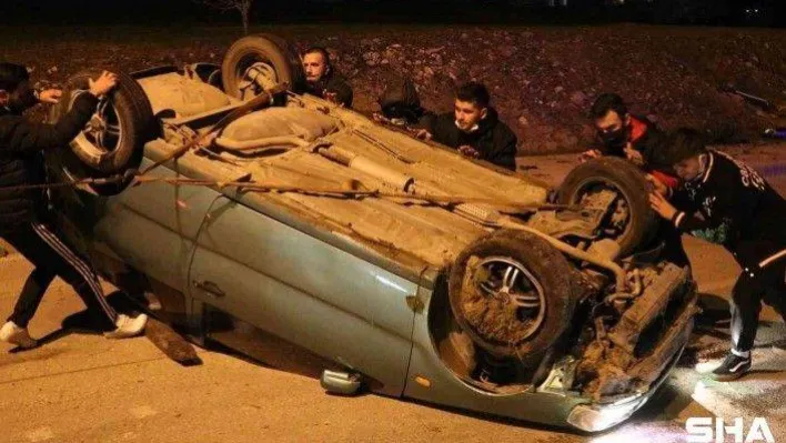 Edirne'de kaza yapan otomobil yolun ortasında ters döndü: 2 yaralı