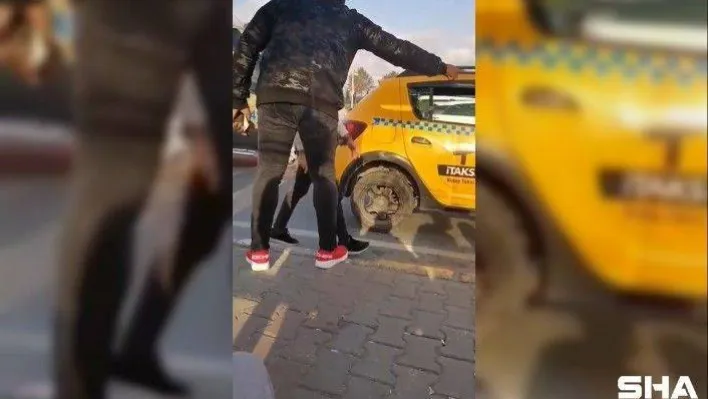 Esenyurt'ta taksici fazla para istedi, demir sopa ile tehdit etti
