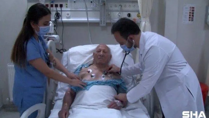 Evinde kalp krizi geçiren 93 yaşındaki adam, koldan anjiyo yapılarak hayata tutundu