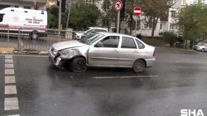 Eyüpsultan'da kontrolden çıkan otomobil trafik ışıklarına çarptı