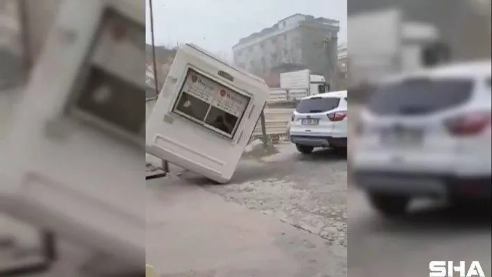 Fırtınada, görevli içindeyken güvenlik kulübesi uçtu