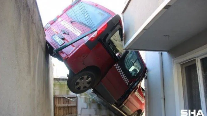 Freni boşalan dolmuş taksi, bina boşluğunda asılı kaldı