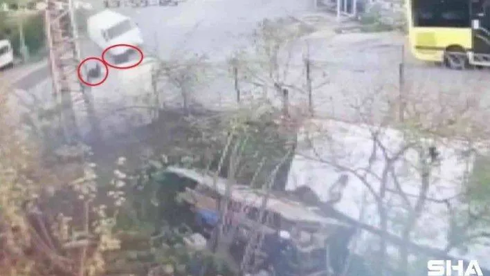 Freni boşalan minibüs yoldan geçen 2 kadına çarptı: 1 ölü, 2 yaralı