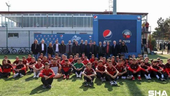 Futbolun efsaneleri Pepsi 'Yıldız Futbolcu Seminerleri' kapsamında Eskişehir'deydi