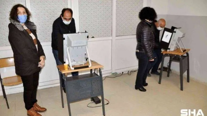 Gaziosmanpaşa'da vatandaşlar Bulgaristan'daki seçimler için sandık başına gitti