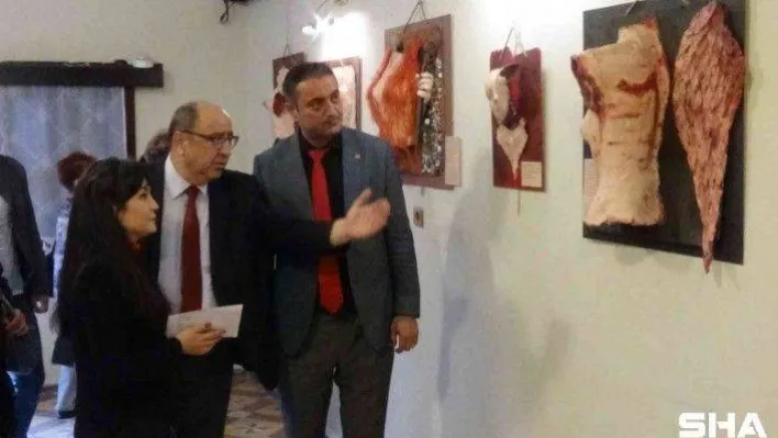 Geri dönüşüm malzemeleri kullanarak kadına şiddete dikkat çekiyor