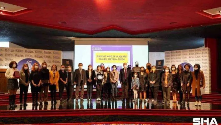 Girişimci Anneler Akademisi'nden mezun olan anneler sertifikalarına kavuştu