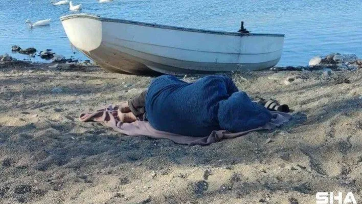 Göl kıyısında ayağında çorap olmadan uyudu, görenlerin yüreğini burktu