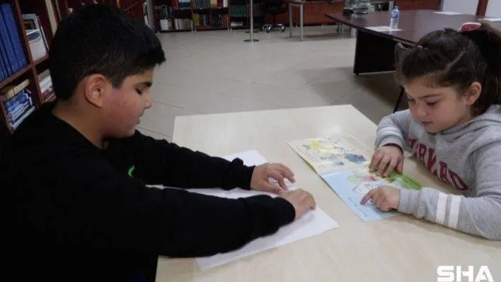 Görme engelli arkadaşının gözü oldu