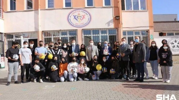 Gürsu Belediyesi'nden okullara spor malzemesi desteği