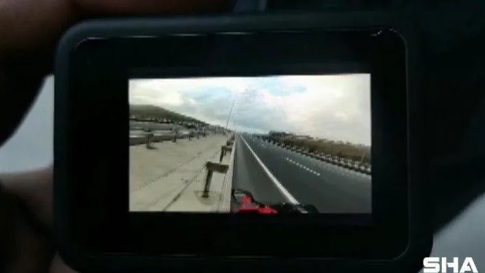 Hız yapan motosiklet sürüsü bariyerlere çarparak hayatını kaybetti