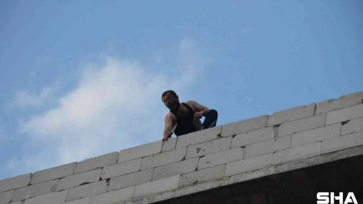 İntihara teşebbüs eden şahıs kendisini kurtarmaya gelen itfaiye ekiplerine taş attı