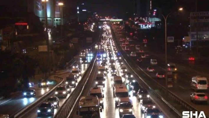 İstanbul'da haftanın ilk iş gününde trafik yüzde 45'i gördü