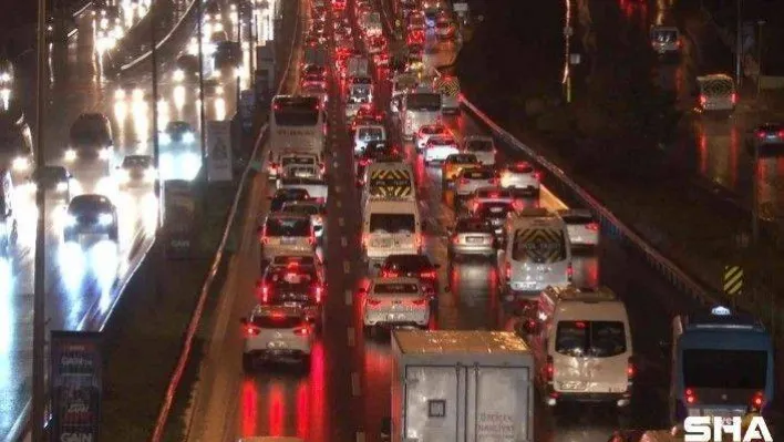 İstanbul'da haftanın ilk iş gününde yağmurla birlikte trafik yüzde 55'i vurdu