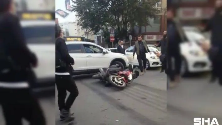 İstanbul'da kaza sonrası trafikte kavga, motosikletin aynasını tekmeyle parçaladı