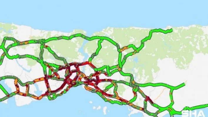 İstanbul'da lodos ve yağışlı hava trafiğini felç etti, yoğunluk yüzde 78'e ulaştı