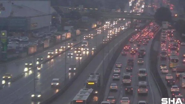 İstanbul'da yağmur yağdı, trafik yoğunluğu yüzde 63 oldu