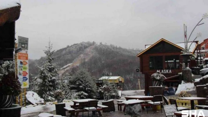 İstanbul'un yanı başındaki kayak merkezinde kar yağmaya başladı