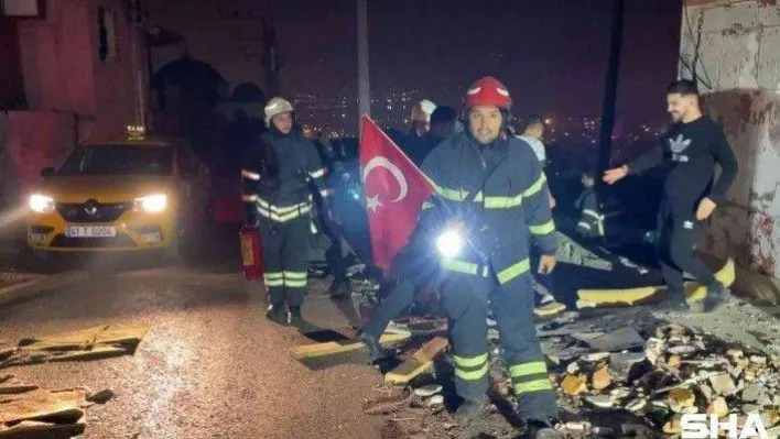 İtfaiye ekipleri, metruk binadaki Türk bayrağını yerde bırakmadı