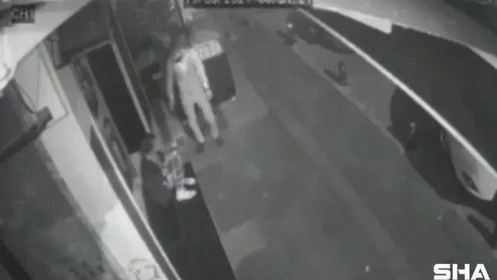 Kadıköy'de eğlence mekanlarında dans edenlerin telefonlarını çalan şahıs kamerada