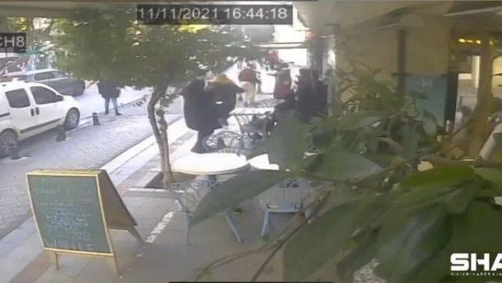 Kadıköy'de gazeteci Mine Kırıkkanat'a saldırı anı kamerada