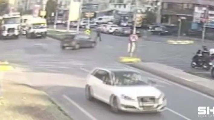 Kadıköy'de yolun karşısına geçen yaşlı kadına araba çarptı