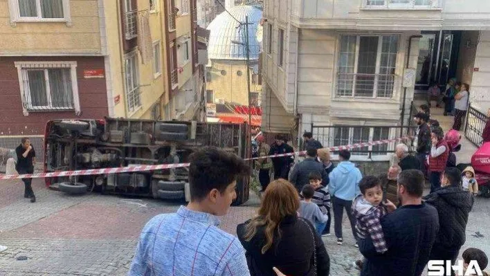 Kağıthane'de mermer ve çimento yüklü kamyonet devrildi